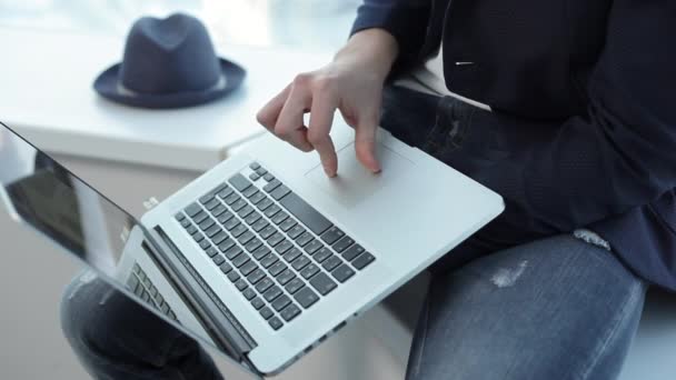 Studente con computer portatile presso l'Università — Video Stock