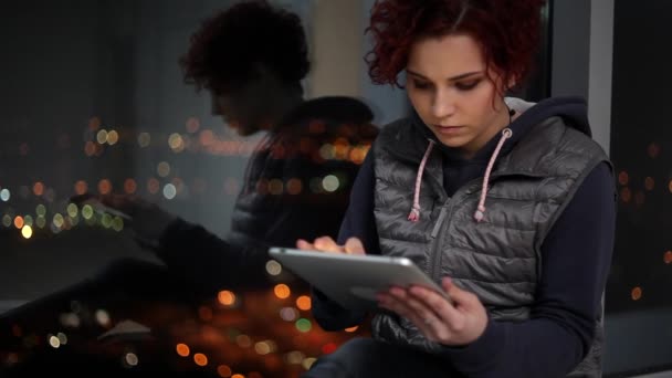 O adolescente brincando em uma tabuleta — Vídeo de Stock