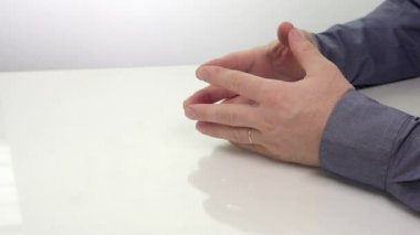 Bir toplantı için bekleyen iş adamı