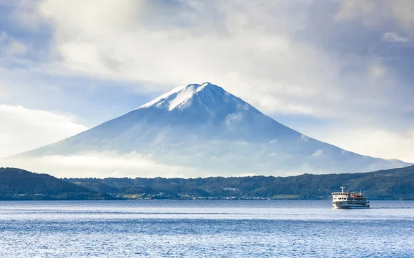 Fuji Mount arka plan ile Kawaguchi Gölü'nde seyir