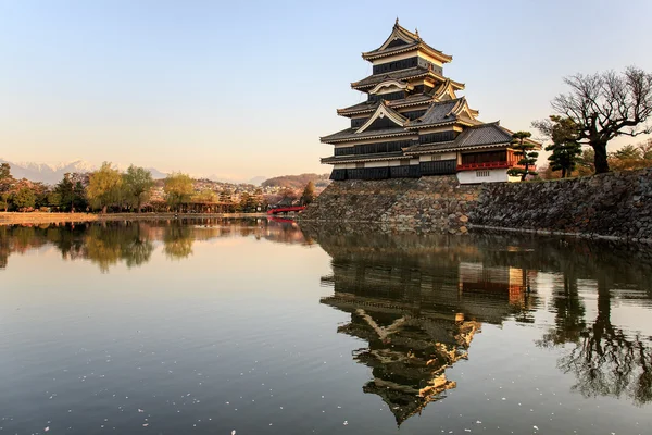Отражение замка Мацумото теплым светом по утрам — стоковое фото