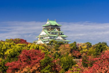 Osaka Kalesi sonbahar güzel bir mavi gökyüzü altında sırasında