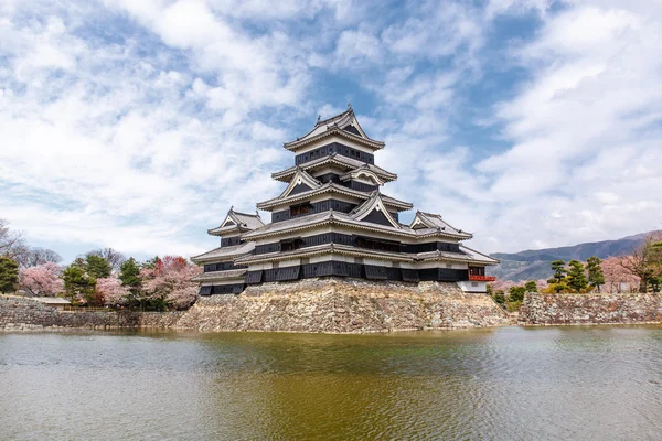 Замок Мацумото в весенний сезон окружен водой под Клу — стоковое фото