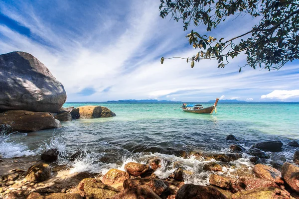 Long tail boat in crystal clear sea at tropical island — Stock Photo, Image