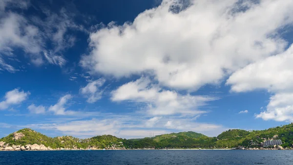 Красивое море на тропическом острове — стоковое фото