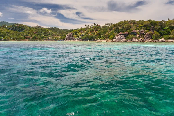 Hermoso mar en la isla tropical — Foto de Stock