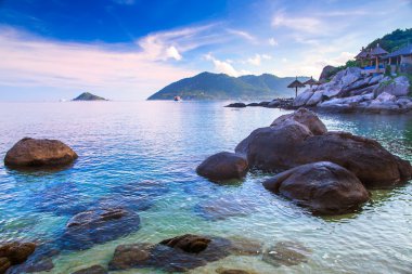 Bambu kulübe berrak deniz üzerinde