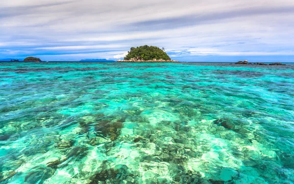 Mar cristalino de isla tropical — Foto de Stock