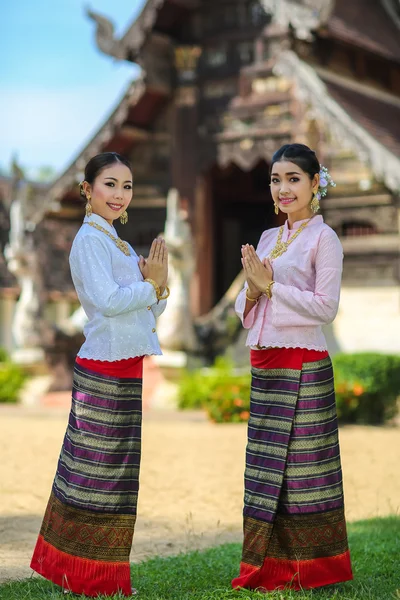 Meninas com estilo tailandês do norte em Sawasdee — Fotografia de Stock