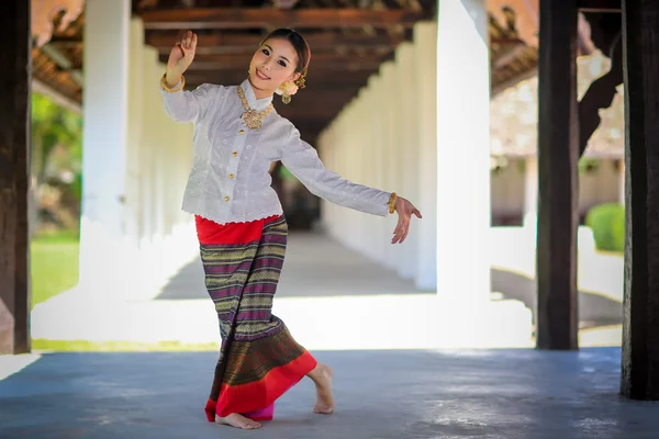 Chica bailando tailandesa con vestido de estilo norte en templo — Foto de Stock