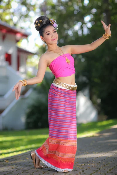 Thailändisches Tanzmädchen mit Kleid im nördlichen Stil im Tempel — Stockfoto