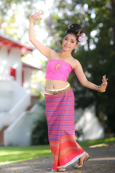 Thailändisches Tanzmädchen mit Kleid im nördlichen Stil im Tempel — Stockfoto
