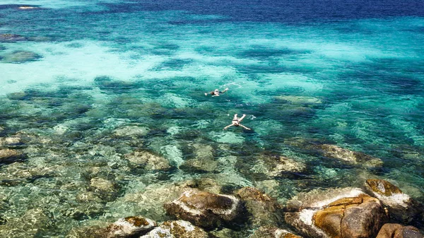 Para nurkowanie w krystalicznie czystym morzu na tropikalną wyspę — Zdjęcie stockowe