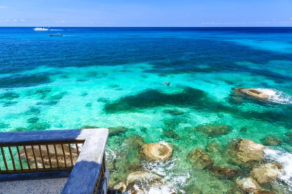 Casal snorkelling em mar cristalino — Fotografia de Stock