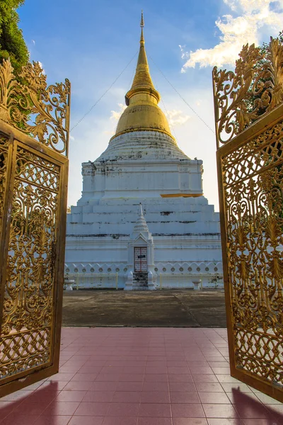 Pagode dorée dans le temple thaï — Photo