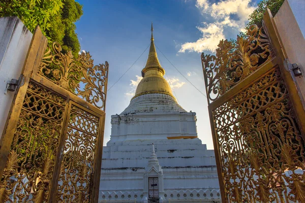 Gouden pagode in Thaise tempel — Stockfoto