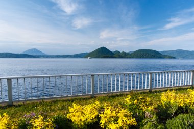 Göl Toya dağ içinde geçmiş, Hokkaido, Japon ile seyir