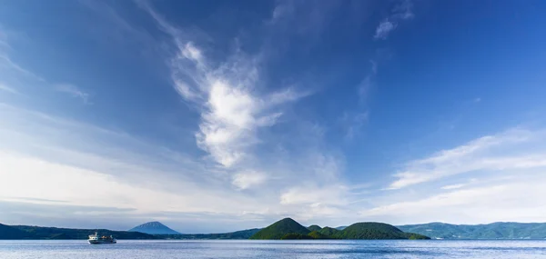 Cruzeiro no Lago Toya com montanha no fundo, Hokkaido, Jap — Fotografia de Stock