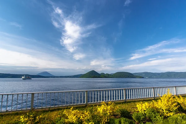 Cruzeiro no Lago Toya com montanha no fundo, Hokkaido, Jap — Fotografia de Stock