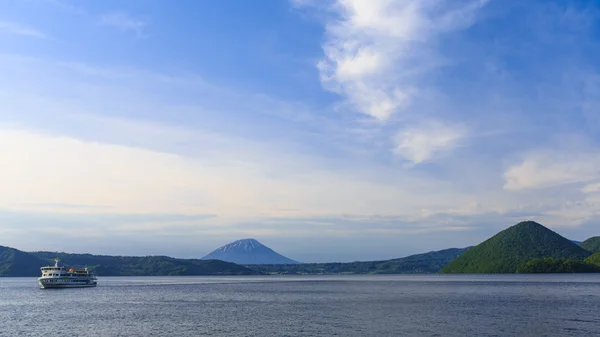 Cruzeiro no Lago Toya com montanha no fundo, Hokkaido, Jap — Fotografia de Stock
