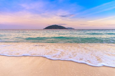 güzel dalga beyaz kum plaj, tropikal ada üzerinde