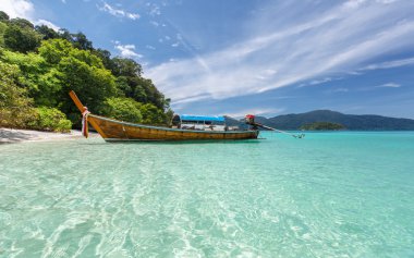 Longtail tekne tropikal plaj, berrak Denizi üzerinde