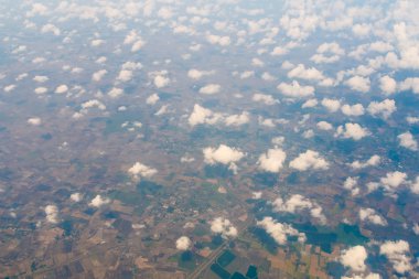 Bulutlar ve köy havadan görünümü