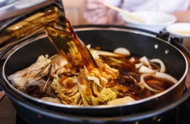 Sıcak bir tavada dökerek çorbası