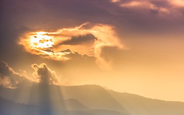 Üzerinde dağ güneş ışını
