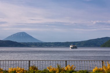 Göl Toya dağ içinde geçmiş, Hokkaido, Japon ile seyir