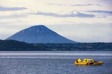 Göl Toya dağ içinde geçmiş, Hokkaido, Japon ile seyir