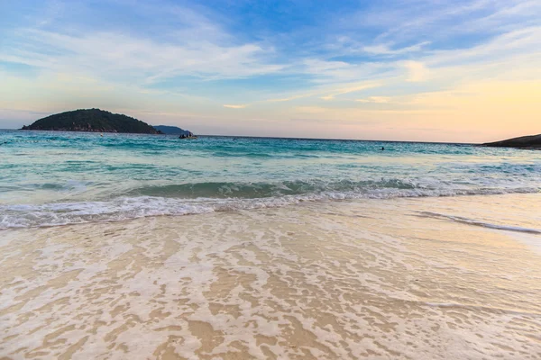 Hermosa playa y mar de aguas cristalina en isla tropical, — Stockfoto