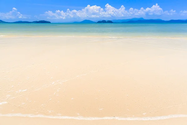 Weißer Sandstrand auf tropischer Insel — Stockfoto