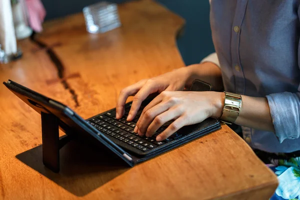 Kvinnliga fingrar att skriva på tangentbordet — Stockfoto