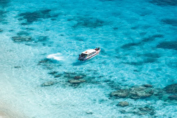 Hastighet båt i kristallklart tropiska hav — Stockfoto