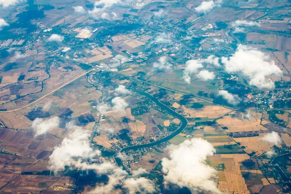 Flygfoto över molnen och byn — Stockfoto