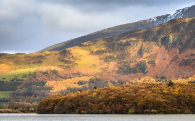 Sonbahar dağ gölü manzarası