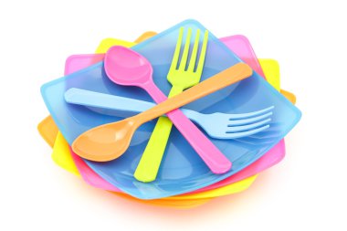 Beyaz arka plan üzerinde renkli çatal, kaşık, yemekleri