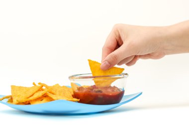 Daldırma tortilla cips çanak üzerinde beyaz backgro salsa sos ile