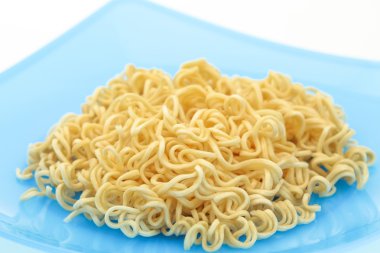 Beyaz arka plan üzerinde renkli tabak erişte