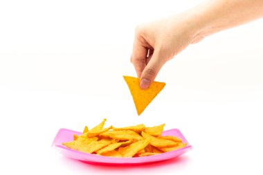 Beyaz arka plan üzerinde renkli çanak dan tortilla cips toplama