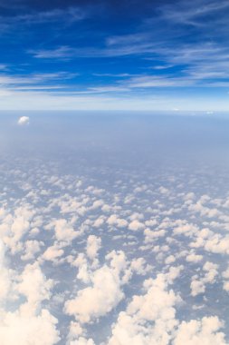 Bulutlar ve köy havadan görünümü