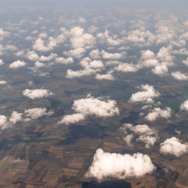 Bulutlar ve köy havadan görünümü