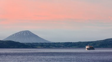 Göl Toya dağ içinde geçmiş, Hokkaido, Japon ile seyir