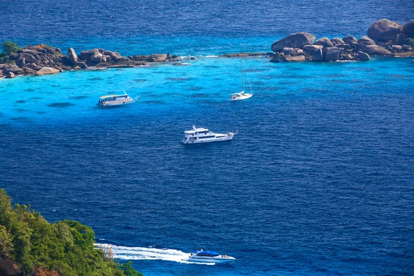 Prędkość łodzi turystycznych w tropikalne morze — Zdjęcie stockowe