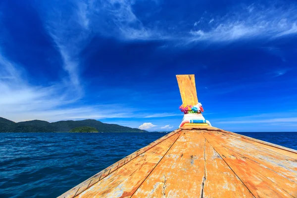 Barco Longtail em mar cristalino na praia tropical — Fotografia de Stock