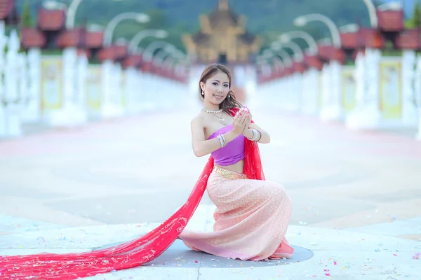 Thailändisches Tanzmädchen mit Kleid im nördlichen Stil im Tempel — Stockfoto