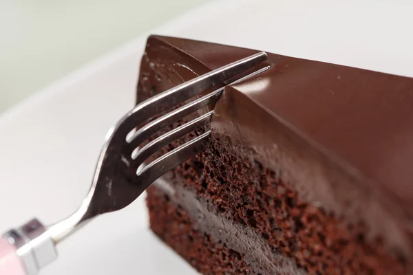 Beyaz tabak üzerine çikolatalı kek