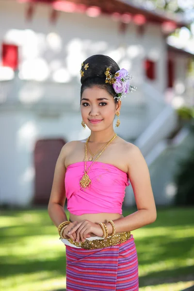 Thajská tanečnice s severní styl šaty v chrámu — Stock fotografie