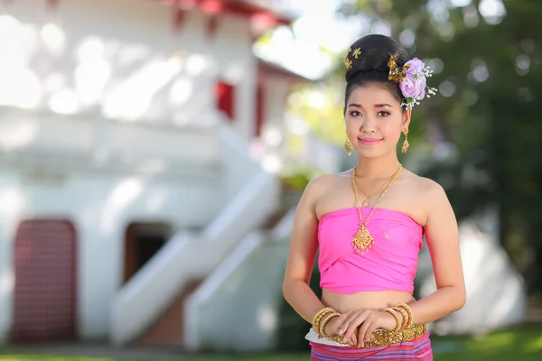 Thailändisches Tanzmädchen mit Kleid im nördlichen Stil im Tempel — Stockfoto